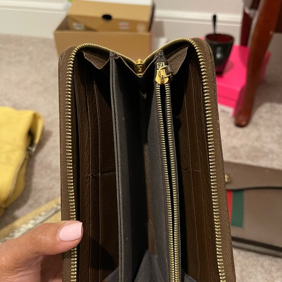 Fendi Round zip wallet - Picture 2 of 2